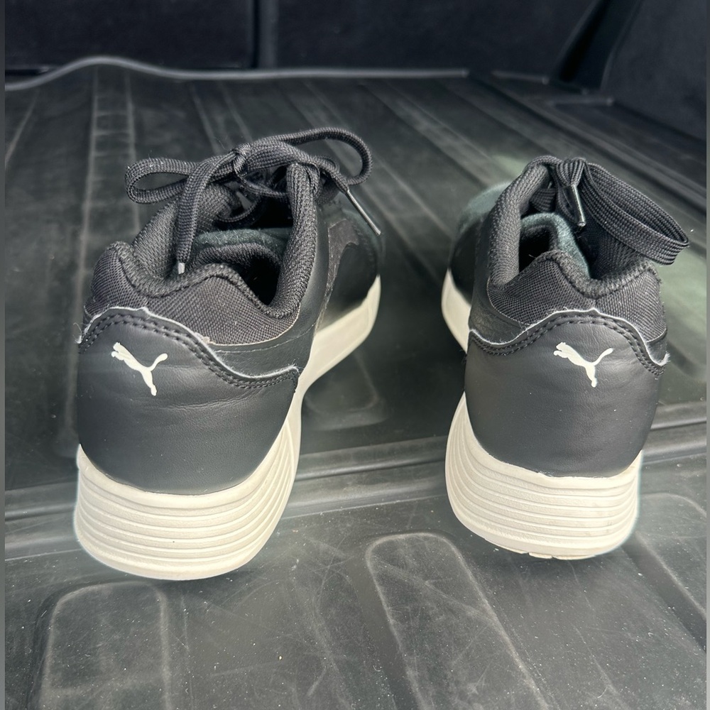 PUMA SNEAKERS size 7.5